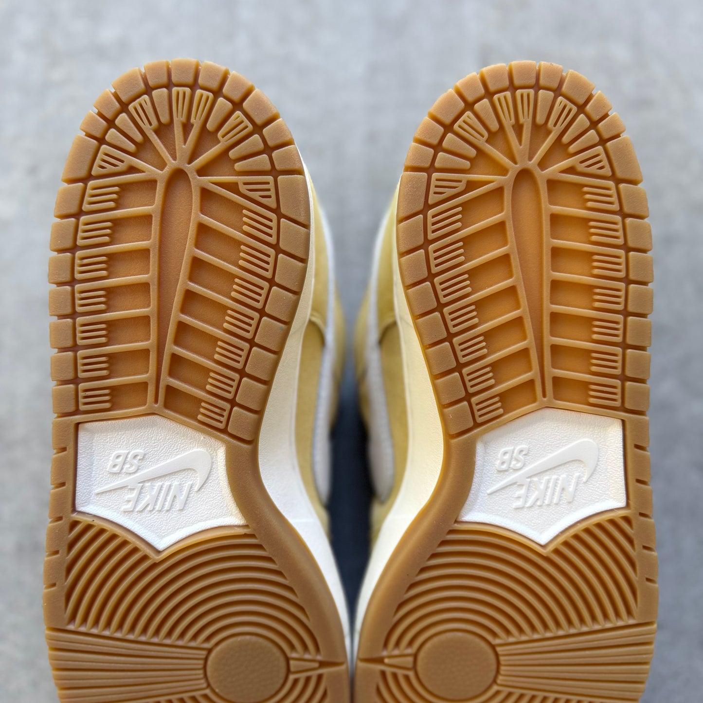 Size 10.5 - 2025 Nike Dunk SB Low “Saturn Gold”