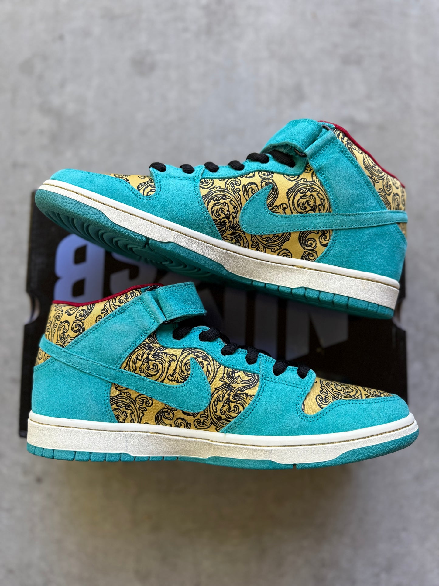 Size 10.5 - 2007 Nike Dunk SB Mid "Peacock"