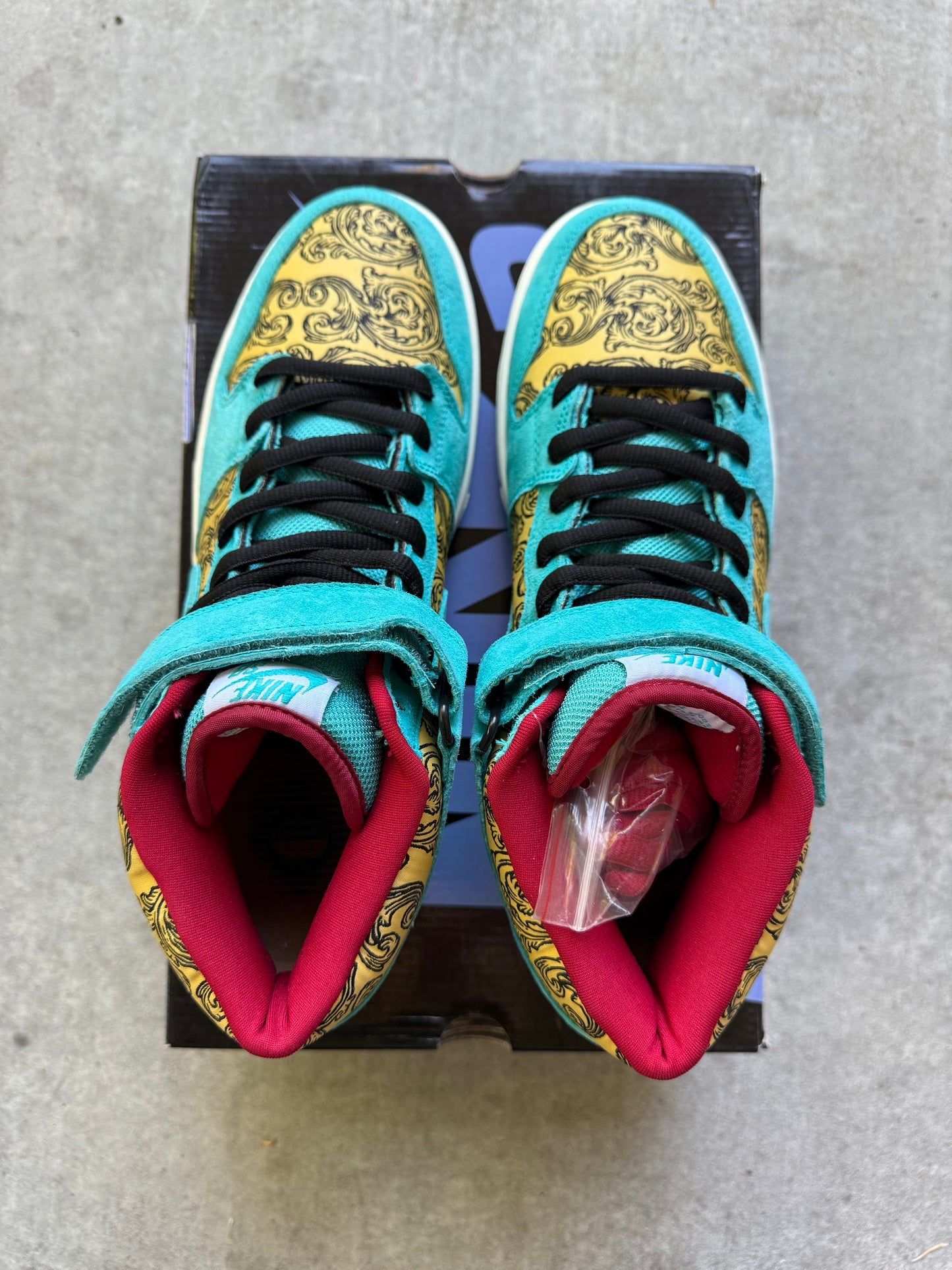 Size 10.5 - 2007 Nike Dunk SB Mid "Peacock"
