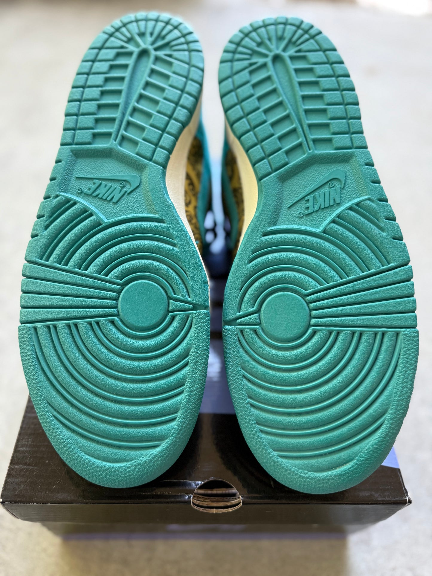 Size 10.5 - 2007 Nike Dunk SB Mid "Peacock"
