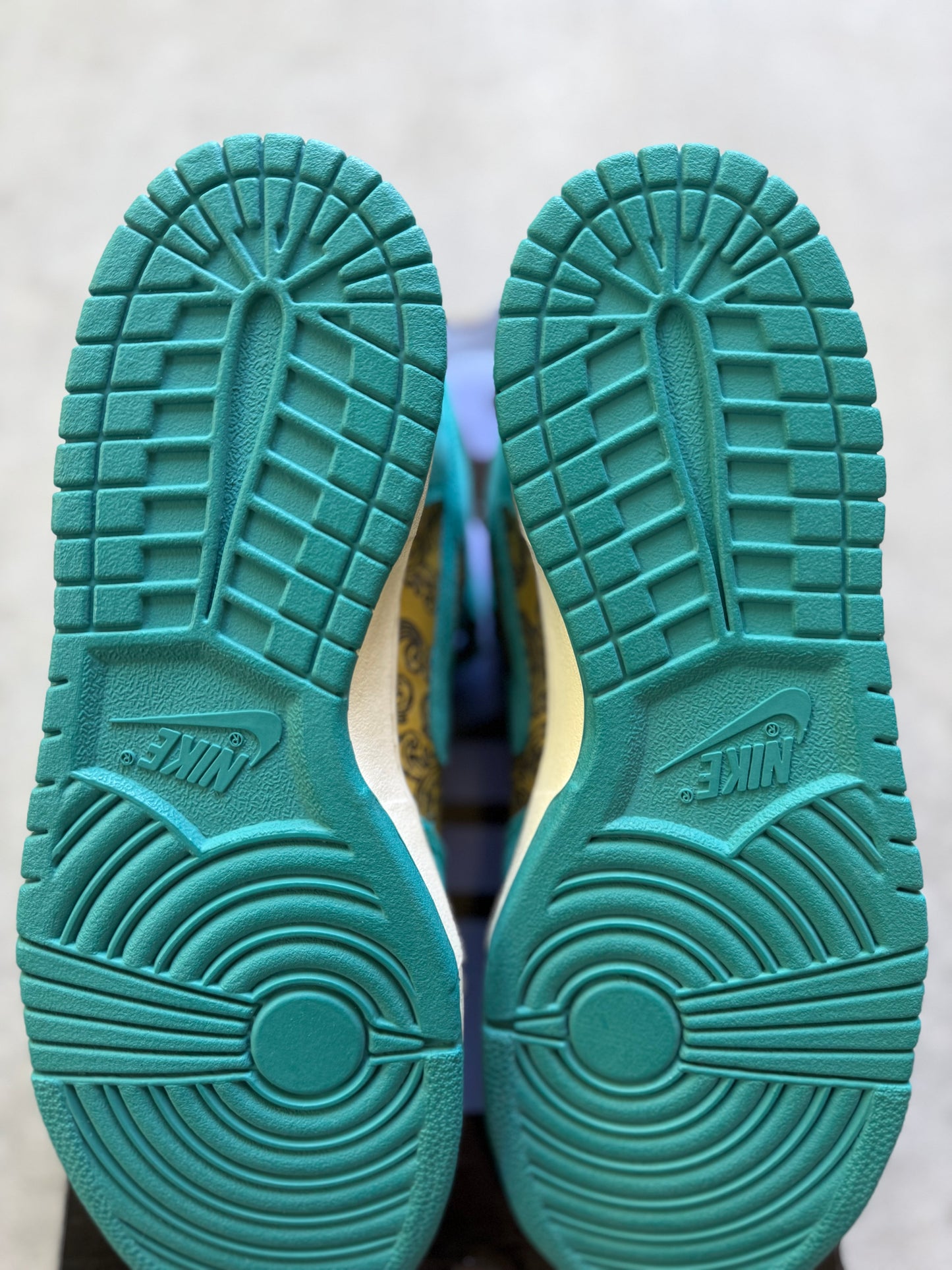 Size 10.5 - 2007 Nike Dunk SB Mid "Peacock"